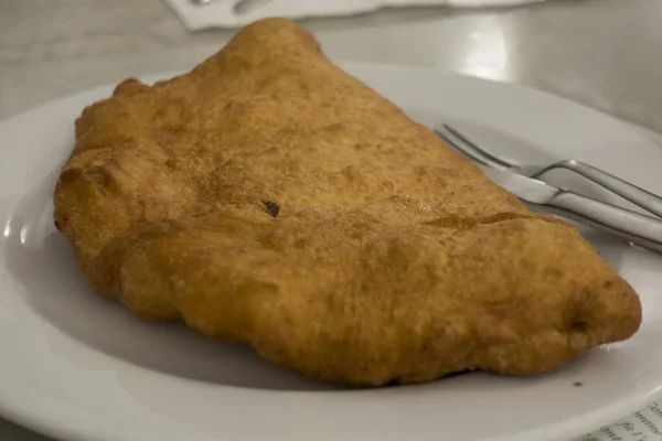 Primo Piano Una Deliziosa Torta Apparecchiata Tavolo Bianco — Foto Stock