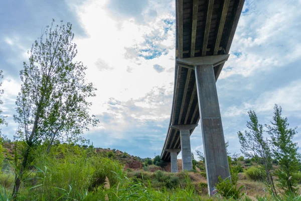 Tiro Ângulo Baixo Uma Ponte Pedonal — Fotografia de Stock