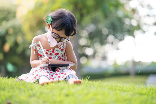 Cute Southeast Asian Child Girl Glasses Face Mask Studding Garden — Stock Photo, Image