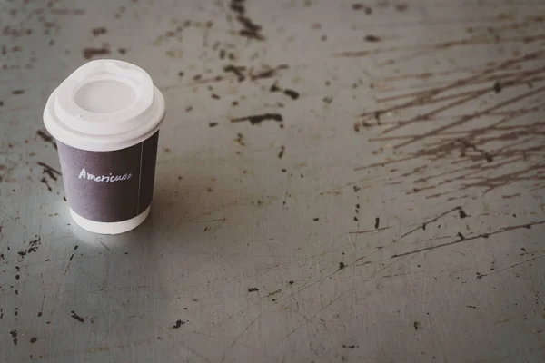 纸杯的特写镜头 表面涂满咖啡 — 图库照片