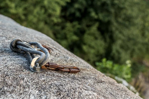 Tiro Perto Uma Corda Presa Rocha Para Escalada Ticino Suíça — Fotografia de Stock