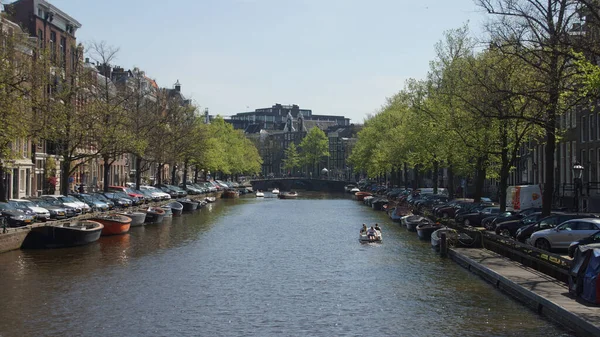 Canal Con Barcos Rodeados Árboles Coches Aparcados Amsterdam Países Bajos — Foto de Stock