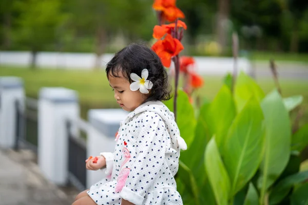 Close Uma Menina Sudeste Asiático Com Uma Flor Cabeça Fundo — Fotografia de Stock