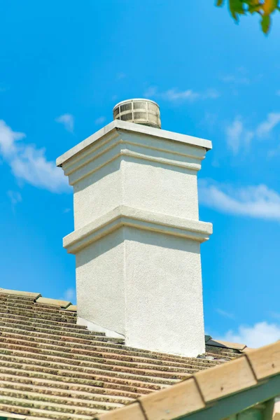 Plano Vertical Una Elegante Chimenea Gris Con Diseño Clásico Bajo — Foto de Stock