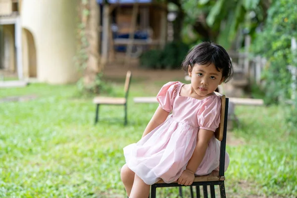 Ένα Χαριτωμένο Ασιατικό Παιδί Κάθεται Ένα Πάρκο — Φωτογραφία Αρχείου