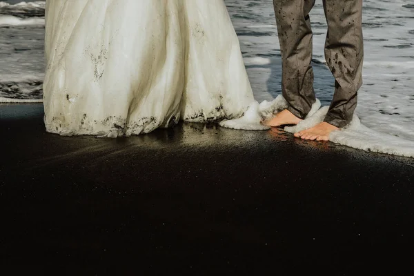 Uma Vista Aos Pés Uma Noiva Seu Marido Praia Areia — Fotografia de Stock