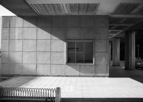 Güneşli Bir Günde Modern Bir Binanın Otoparkının Gri Tonlu Bir — Stok fotoğraf