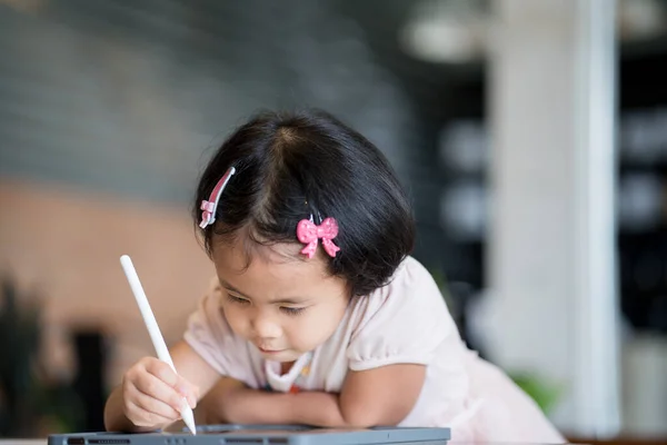 一个带着笔记本电脑的亚洲可爱孩子的特写镜头 — 图库照片