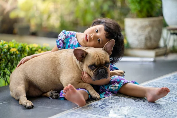 Een Schattige Zuidoost Aziatische Vrouw Kind Knuffelen Poseren Met Haar — Stockfoto