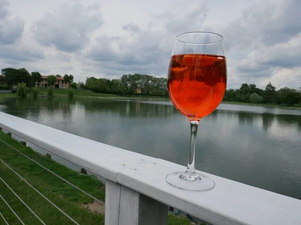 Detailní Záběr Sklenice Červeného Vína Výhledem Jezero Pozadí — Stock fotografie