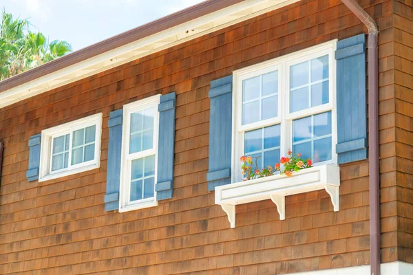 Ett Modernt Hus Med Bruna Tegelväggar Och Färgglada Blommor Fönstren — Stockfoto