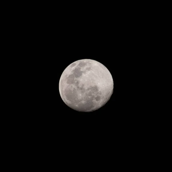 在夜晚 满月映衬着黑色的背景 完美的墙纸和背景 — 图库照片