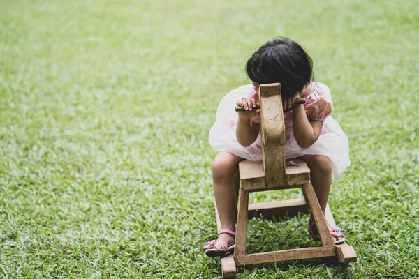 Ένα Χαριτωμένο Ασιατικό Παιδί Παίζει Ένα Πάρκο — Φωτογραφία Αρχείου