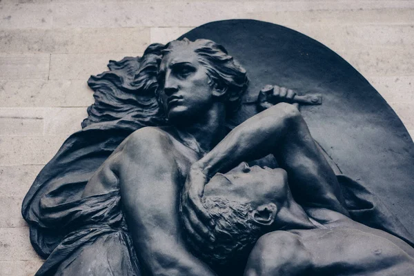 Großaufnahme Einer Skulptur Eines Mannes Der Arm Einer Frau Stirbt — Stockfoto