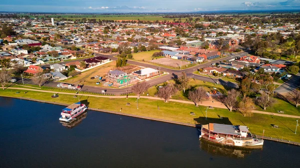 Two Boats Lake Mulwala Foreshore Waiting Passengers — Stock Photo, Image