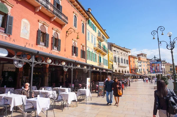 Verona Itália Abril 2016 Restaurante Livre Praça Cidade Velha Dia — Fotografia de Stock