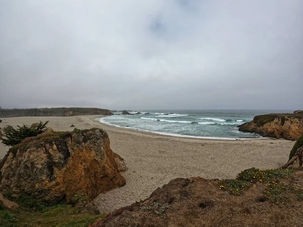 Ein Bewölkter Tag Strand Mit Ebbe Die Neben Moosigen Felsen — Stockfoto