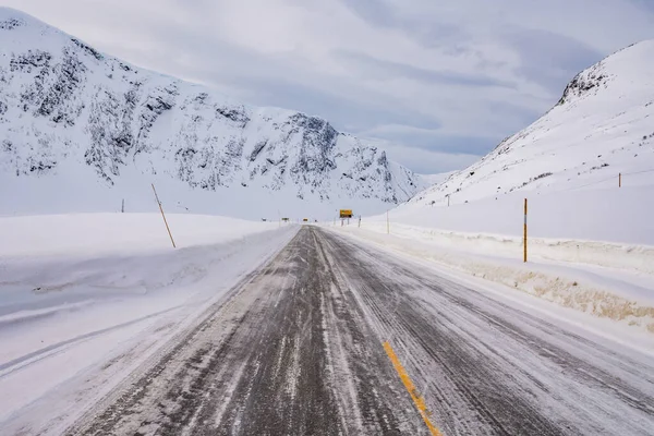 Uma Estrada Congelada Com Montanhas Cobertas Neve Noruega — Fotografia de Stock