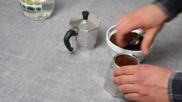 Чоловік Виливає Чай Скляної Банки Чашкою Кави — стокове відео
