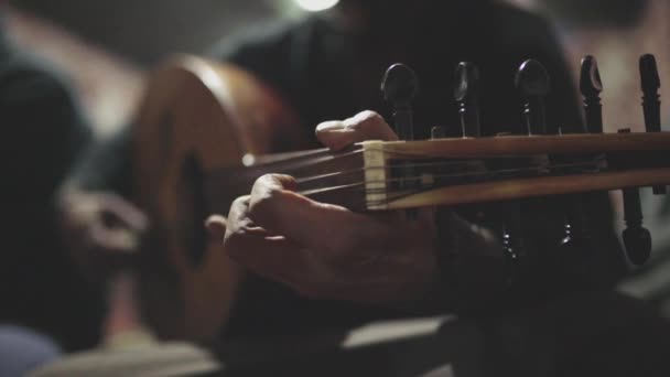 Крупный План Музыканта Играющего Гитаре — стоковое видео