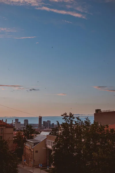 Una Imagen Vertical Retro Del Paisaje Urbano Moderno Atardecer —  Fotos de Stock