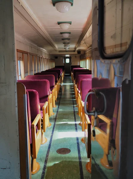 Tiro Vertical Assentos Vermelhos Dobrados Dentro Vagão Trem Com Luz — Fotografia de Stock