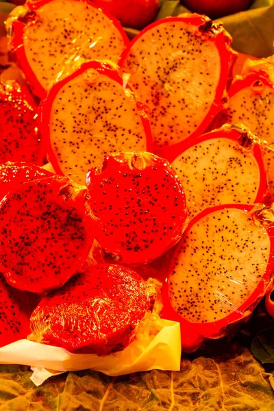 Tiro Vertical Frutas Dragão Fatiadas Frescas Exibidas Uma Loja — Fotografia de Stock