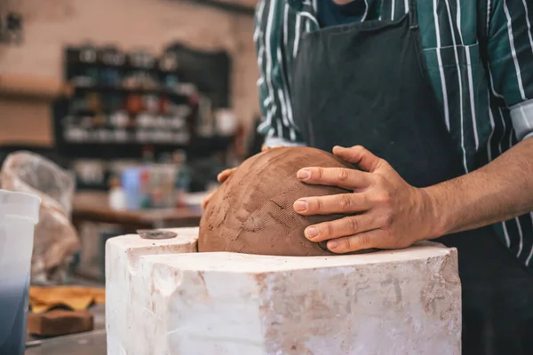 Närbild Person Som Gör Lerkruka Bordet Workshop — Stockfoto