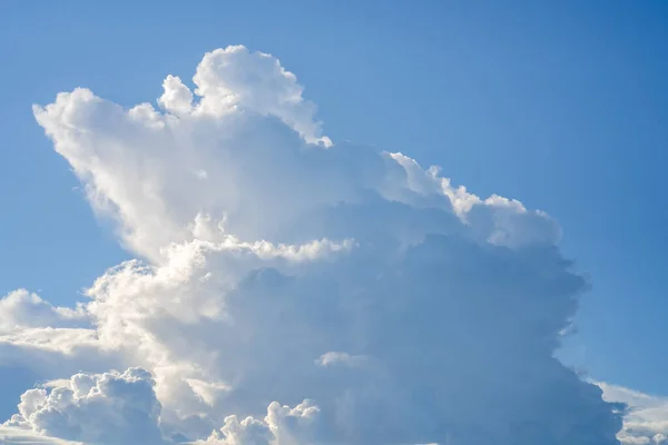 Sebuah Tembakan Dekat Awan Berbulu Putih Langit Biru Sempurna Untuk — Stok Foto