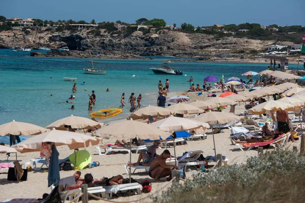 2021年7月11日 人们在西班牙巴利阿里群岛福尔门特拉的Es Pujols海滩上放松下来 — 图库照片