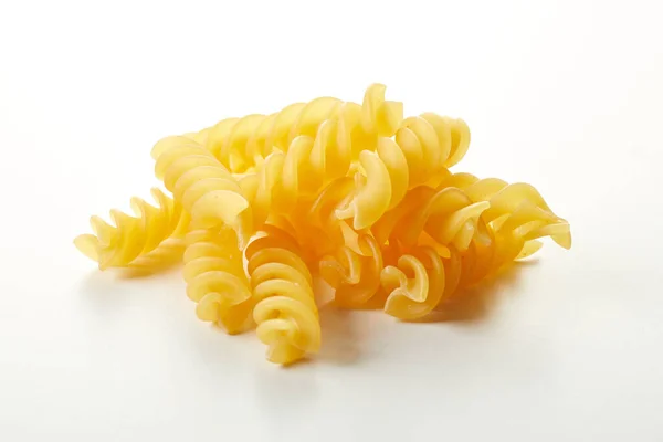 Mucchio Pasta Cruda Isolata Sullo Sfondo Bianco — Foto Stock