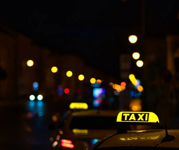 Coup Feu Enseigne Taxi Sur Voiture Les Lumières Rue Pendant — Photo