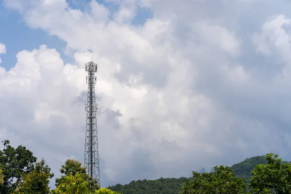 Een Zendmast Achter Bomen — Stockfoto