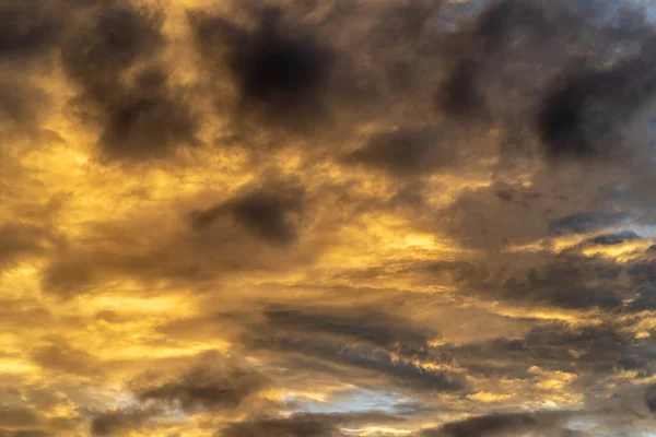 Zlaté Zatažené Nebe Během Západu Slunce — Stock fotografie