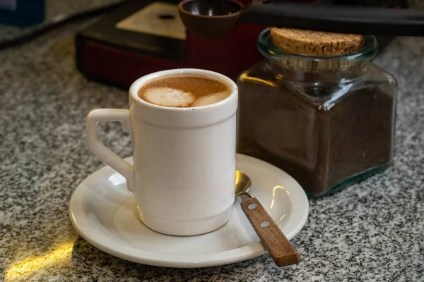 화강암으로 표면에 커피를 유리병 가까이에 — 스톡 사진