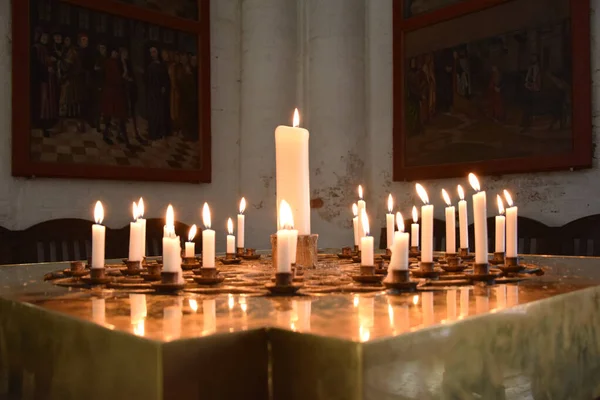 Stand Com Velas Acesas Uma Igreja — Fotografia de Stock