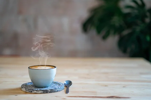 Uma Xícara Cappuccino Quente Uma Mesa Madeira — Fotografia de Stock