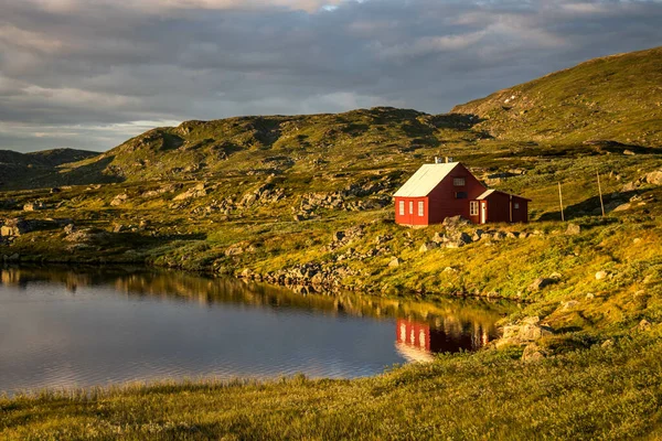 Dům Horského Jezera Norsku — Stock fotografie