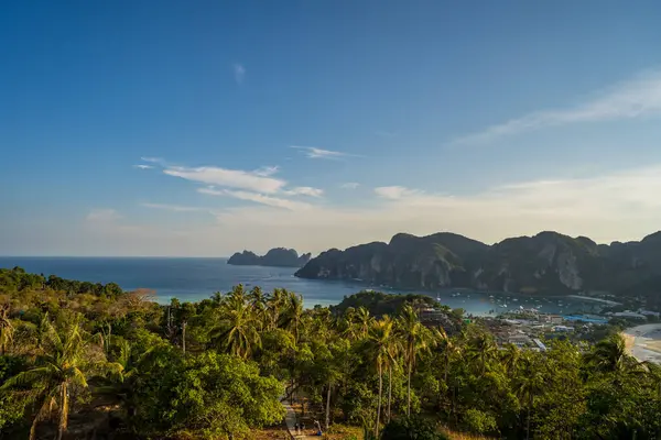 Luftaufnahme Einer Malerischen Bucht Mit Tropischem Strand Und Touristenort — Stockfoto