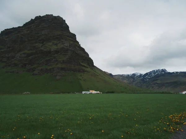 Ciel Nuageux Dessus Des Paysages Rocheux Capturés Dans Champ Vert — Photo