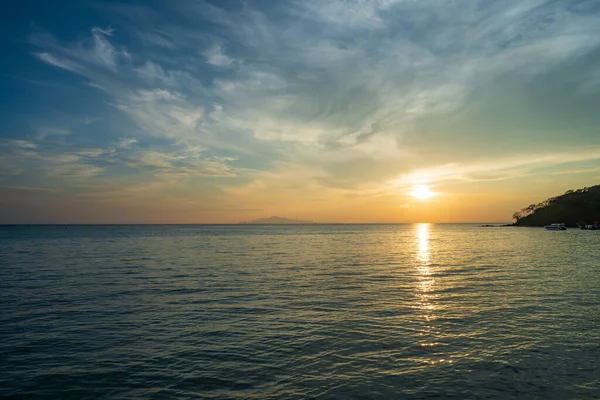 Ένα Όμορφο Ηλιοβασίλεμα Στη Θάλασσα Ήρεμα Νερά Και Συννεφιασμένο Ουρανό — Φωτογραφία Αρχείου