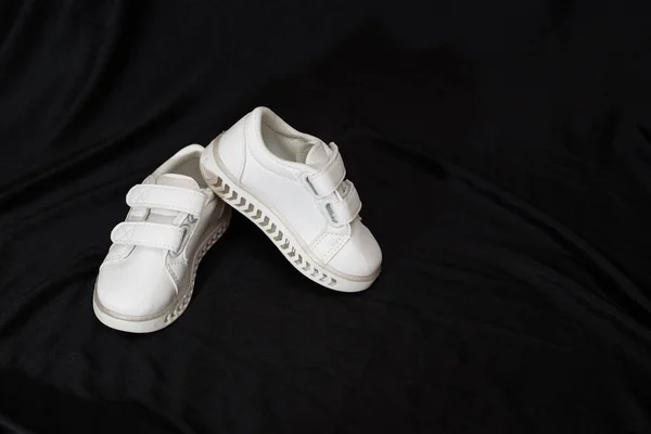 Une Paire Petites Chaussures Sport Blanches Sur Fond Tissu Soie — Photo