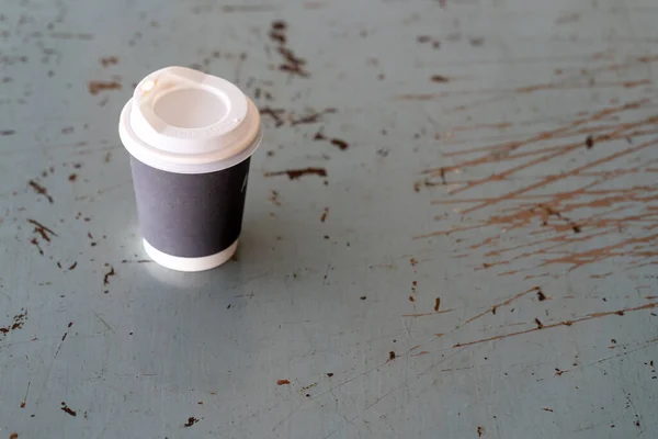 Ένα Κοντινό Πλάνο Ενός Χάρτινου Ποτηριού Καφέ Μια Επιφάνεια Grunge — Φωτογραφία Αρχείου