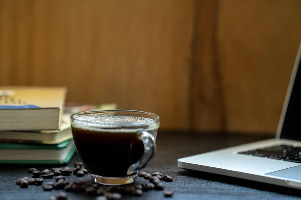 Une Tasse Café Des Haricots Sur Bureau — Photo