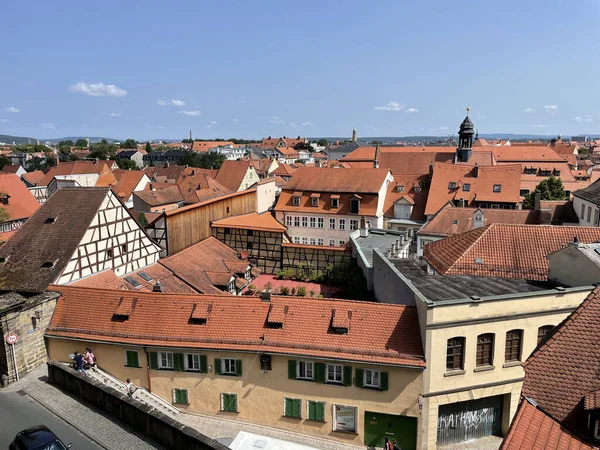 Vacker Utsikt Över Små Hus Med Röda Skiffertak Nära Cathedral — Stockfoto