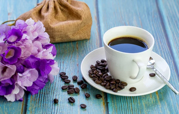 Primer Plano Flores Una Taza Café Con Granos Una Mesa — Foto de Stock