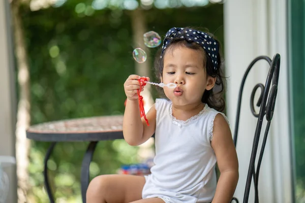 Een Schattige Aziatische Vrouw Kind Blazen Zeepbellen — Stockfoto