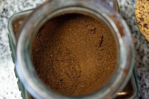 Zbliżenie Ujęcie Mielonej Kawy Przezroczystym Szklanym Słoiku — Zdjęcie stockowe