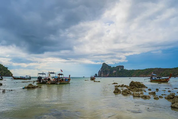 Eine Schöne Aufnahme Von Fischerbooten Loh Dalum Bay Thailand — Stockfoto