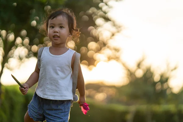Een Schattig Aziatisch Vrouw Kind Spelen Een Park — Stockfoto